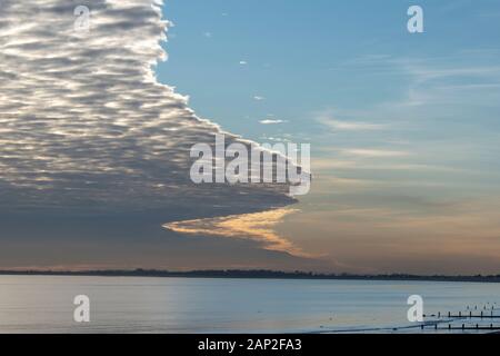 Belle formation de nuages sur le front de mer à Bognor Regis, belles couleurs et réflexions de la mer. Banque D'Images