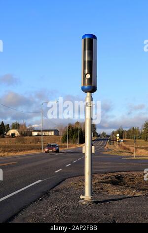 Nouvelle caméra vitesse routière et une voiture roulant à partir de la direction opposée sur une journée ensoleillée d'hiver. Banque D'Images