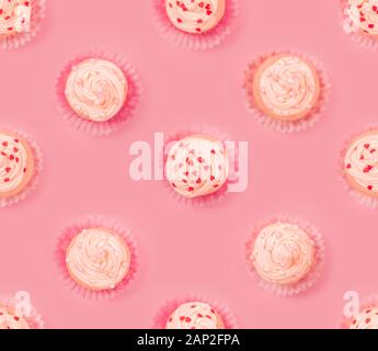 Amour saint valentin décoration cupcake à la crème et coeurs sur fond rose tuile transparente modèle alimentaire Banque D'Images