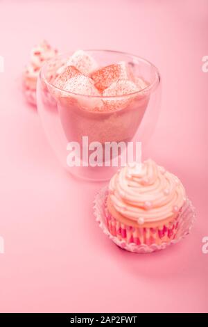 Amour saint valentin décoration cupcake à la crème et chocolat chaud sur fond rose avec copie espace pour le texte Banque D'Images