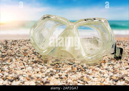 Le masque pour nager sous l'eau est situé sur la rive de la mer. Banque D'Images