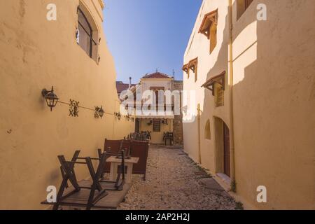 Ruelle de la cité médiévale à l'intérieur des fortifications de Rhodes. Banque D'Images