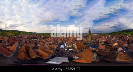 Vue panoramique 360 degrés de vue sphérique village Dambach-la-ville en Alsace. Fait à partir de drone. Banque D'Images