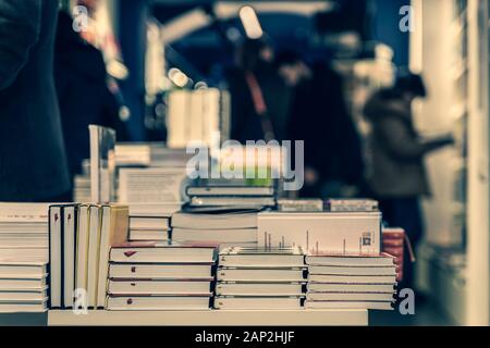 Pile de livres, résumé arrière-plan flou dans book store ou dans la bibliothèque. Méconnaissable, des étagères avec des livres. L'éducation, l'école, de l'étude Banque D'Images