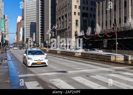 Chicago, USA - 30 décembre 2018 : taxi cab sur Michigan Avenue, dans l'hiver. Banque D'Images