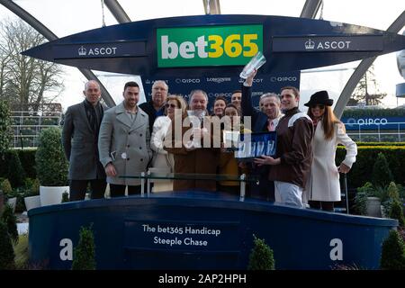 Ascot, Berkshire, Royaume-Uni. 18 janvier, 2020. Jockey David Bass gagne le pari365 Handicap Steeple Chase à cheval Domaine de I'Isle. 12 Oaks propriétaire, entraîneur de course Sean Curran, Swindon, éleveur Véronique Sayet. Credit : Maureen McLean/Alamy Banque D'Images