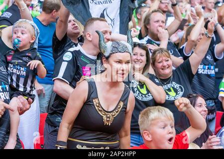 Femme excitée Widnes Vikings partisans en robe de soirée au stade de Wembley au cours de l'AB 2019 Finale de Ligue de Rugby 1895 Terrasses Banque D'Images