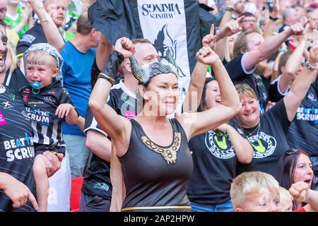 Femme excitée Widnes Vikings partisans en robe de soirée au stade de Wembley au cours de l'AB 2019 Finale de Ligue de Rugby 1895 Terrasses Banque D'Images