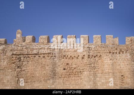 Lindos, Rhodes, Grèce. 8e août 2018. La forteresse protégeant la paroi de l'Acropole de Lindos, Rhodes, Grèce. Crédit : Andrey Nekrasov/ZUMA/Alamy Fil Live News Banque D'Images