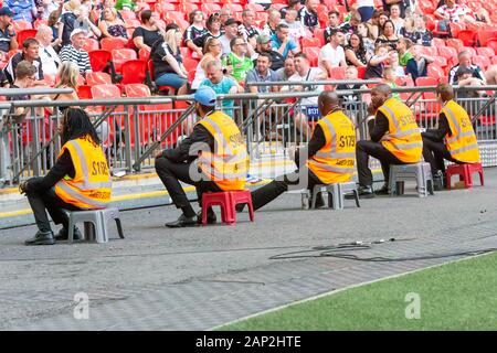 Gardiens de sécurité assis en face les partisans de Widnes Vikings au cours de l'AB 2019 1895 Terrasses Cup à Wembley Banque D'Images