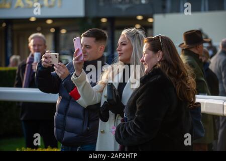 Ascot, Berkshire, Royaume-Uni. 18 janvier, 2020. Jockey David Bass gagne le pari365 Handicap Steeple Chase à cheval Domaine de I'Isle. 12 Oaks propriétaire, entraîneur de course Sean Curran, Swindon, éleveur Véronique Sayet. Credit : Maureen McLean/Alamy Banque D'Images