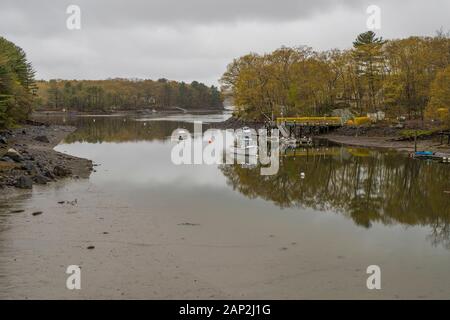 C'est une voie navigable encombrée avec des maisons, des cottages, etc. La qualité de l'eau n'est pas la meilleure. Mais c'est pittoresque et un super endroit pour voir la nature et faire de la randonnée. Banque D'Images