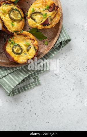 Muffins aux oeufs bacon jalapeno, faible en glucides, de l'alimentation cétogène Banque D'Images