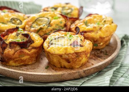 Muffins aux oeufs bacon jalapeno, faible en glucides, de l'alimentation cétogène Banque D'Images