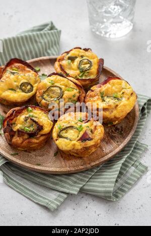 Muffins aux oeufs bacon jalapeno, faible en glucides, de l'alimentation cétogène Banque D'Images