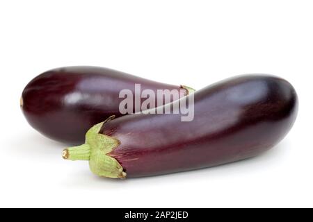 Deux aubergines fraîches sur fond blanc Banque D'Images