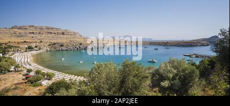 Vliha Bay et plage de Lindos, sommaire des de l'Acropole. Lindos, Rhodes, Grèce Banque D'Images