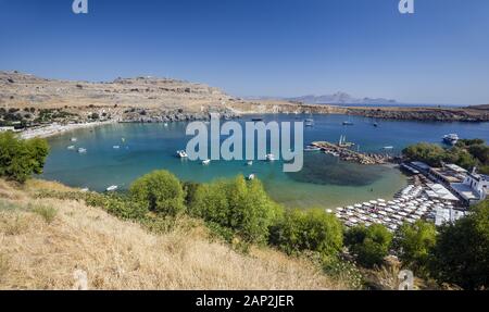 Vliha Bay et plage de Lindos, sommaire des de l'Acropole. Lindos, Rhodes, Grèce Banque D'Images