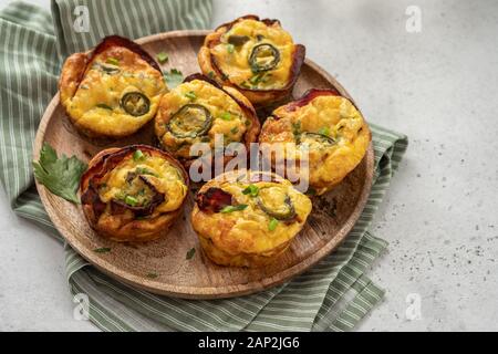 Muffins aux oeufs bacon jalapeno, faible en glucides, de l'alimentation cétogène Banque D'Images