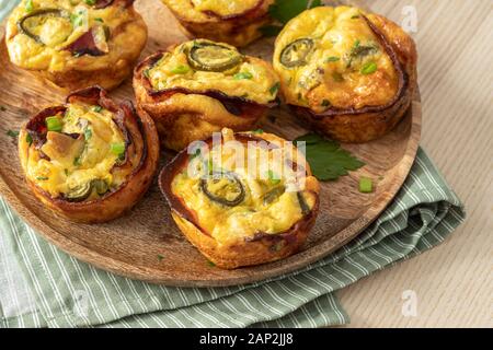 Muffins aux oeufs bacon jalapeno, faible en glucides, de l'alimentation cétogène Banque D'Images