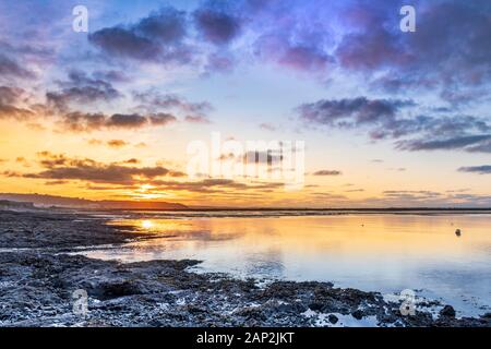 Le soleil se couche sur Northam Burrows près de Appledore dans le Nord du Devon. L'estuaire de la rivière Torridge et la péninsule adjacente ont SSSI statut - un site de l'al. Banque D'Images