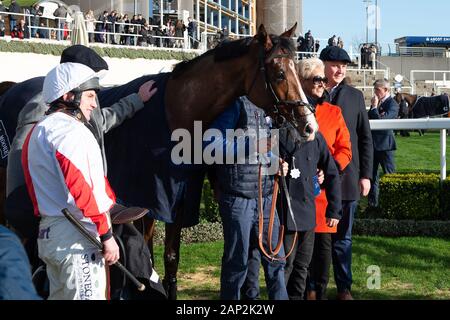 Ascot, Berkshire, Royaume-Uni. 18 janvier, 2020. Jockey Jamie Moore remporte le programme Ambassadeur de l'IJF Ascot Course de Haies juvénile (classe 3) à Ascot Racecourse sur l'Gosen. Propriétaire Steven Packham, Formateur Gary Moore, éleveur Christophe Tourlorge. Credit : Maureen McLean/Alamy Banque D'Images