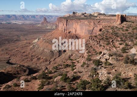 Les falaises surplombent Orange, Canyonlands National Park, Moab, Utah, USA Banque D'Images