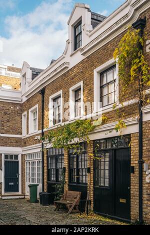 London street de maisons mitoyennes sans voitures en stationnement. Mews exclusif avec de petites maisons colorées à Chelsea, un riche quartier de Londres Banque D'Images