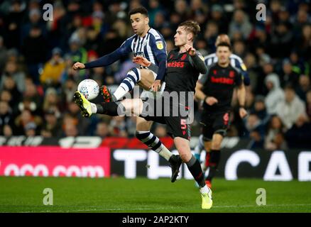 West Bromwich Albion's Hal Robson-Kanu (à gauche) et Stoke City's Liam Lindsay bataille pour le ballon pendant le match de championnat Sky Bet à The Hawthorns, West Bromwich. Banque D'Images