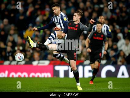 West Bromwich Albion's Hal Robson-Kanu (à gauche) et Stoke City's Liam Lindsay bataille pour le ballon pendant le match de championnat Sky Bet à The Hawthorns, West Bromwich. Banque D'Images