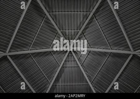 Pergola ronde et symétrique dome, toit d'une église catholique sur l'île du Saloum au Sénégal, l'Afrique. C'est un arrière-plan gris étain. Banque D'Images