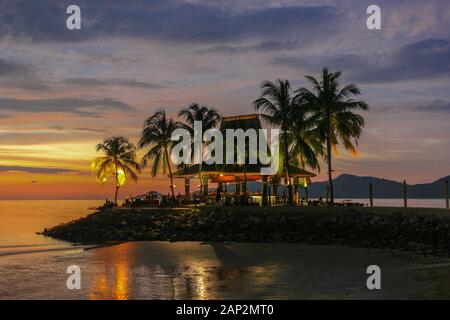 Coucher De Soleil À Shangri-La Tanjung Aru Resort À Kota Kinabalu, Bornéo Malaisie Banque D'Images