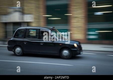 Déménagement taxi dans les rues de Londres. Banque D'Images