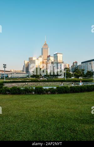 Le Tamar Hong Kong Park près de l'édifice du siège du gouvernement et de la ville de Hongkong skyline - Banque D'Images