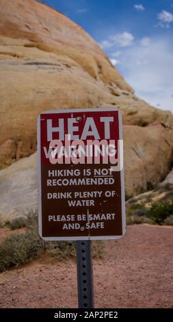 Panneaux d'avertissement de chaleur dans le désert, USA Banque D'Images