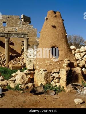 République arabe syrienne. Rueiha. Villes mortes. À partir de l'Empire romain le christianisme byzantin, du 1er au 7ème siècle, abandonnés entre 8e à 10e siècles. Les ruines ont été réutilisées par les Bédouins pour construire leurs maisons. Vue d'adobe Bédouin four. Photo prise avant la guerre civile en Syrie. Banque D'Images