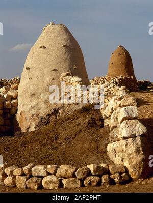 République arabe syrienne. Rueiha. Villes mortes. À partir de l'Empire romain le christianisme byzantin, du 1er au 7ème siècle, abandonnés entre 8e à 10e siècles. Les ruines ont été réutilisées par les Bédouins pour construire leurs maisons. Vue d'adobe Bédouin four. Photo prise avant la guerre civile en Syrie. Banque D'Images