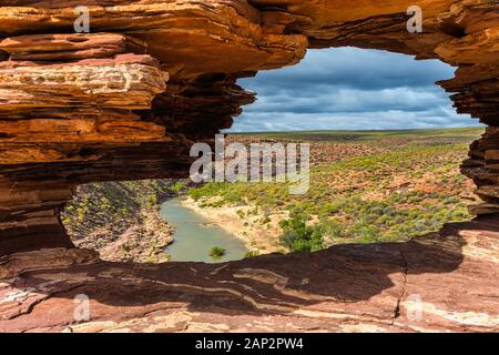 Vue sur le lever du soleil à travers la fenêtre de la nature en regardant la gorge de la rivière Murchison dans le parc national de Kalbari, Australie occidentale. Banque D'Images