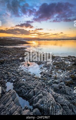 Appledore, North Devon, Angleterre. Lundi 20 janvier 2020. Météo britannique. Avec une zone de haute pression s'asseoir fermement sur le Royaume-Uni, après un hivers ensoleillé jour dans le Nord du Devon, le soleil se couche sur Northam Burrows près de Appledore. L'estuaire de la rivière Torridge et la péninsule adjacente ont SSSI Situation - Un site d'intérêt scientifique. Credit : Terry Mathews/Alamy Live News Banque D'Images