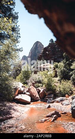 Belles montagnes vu depuis le sentier de randonnée de Taylor Creek dans le Zion National Park, Utah, USA Banque D'Images