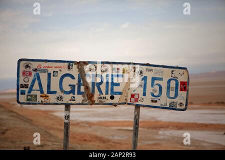 Panneau routier à Chot el Jerid Salt Lake zone de repos. Algérie 150 km Banque D'Images