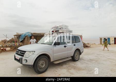 Chargement d'un camion à quatre roues motrices dans la zone de repos de Chot el Jérid Salt Lake Banque D'Images