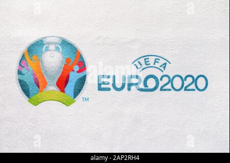 MADRID, ESPAGNE, avril. 25. 2020 : Le logo officiel du tournoi de football Euro 2020, fond blanc Banque D'Images