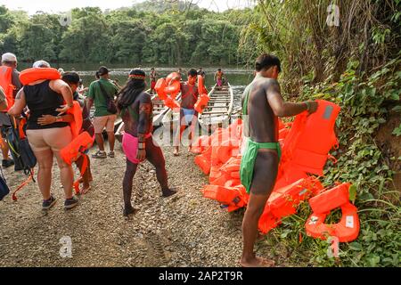 L'embarquement de pirogues sur le voyage à l'village indigène Embera dans le Parc National des accusations, le Panama Banque D'Images