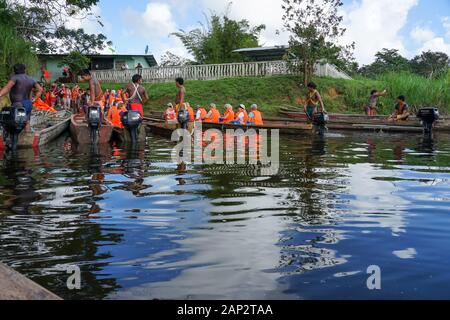 L'embarquement de pirogues sur le voyage à l'village indigène Embera dans le Parc National des accusations, le Panama Banque D'Images