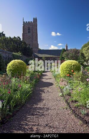 La paroisse et l'église du prieuré de St George et jardins, Dunster, Somerset, Angleterre Banque D'Images