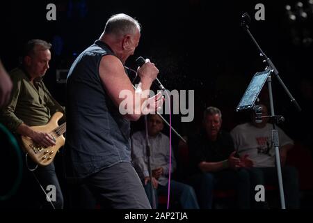 Irvine, en Écosse, le 19 janvier 20202. Légende Punk Richard Jobson revit ses jours avec l'Armory Show avec un concert très intime à l'Harbour Arts Center à Irvine. Banque D'Images