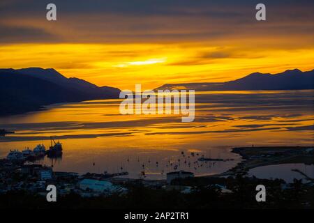 Coucher de soleil sur la baie d'Ushuaia la ville la plus au sud dans la parole et la capitale de Tierra del Fuego, Antartida e Islas del Atlantico Sur Province, Ar Banque D'Images