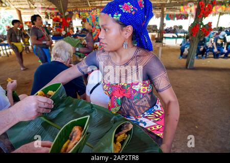 Servant des plats de poissons et de légumes pour les touristes, dans le village indigène Embera Parc National Frais, Panama Banque D'Images