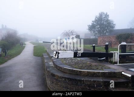 Résultats de la recherche Résultats Web Trent et Mersey Canal à Stone, Stafffordshire, Angleterre avec un bateau étroit ou une barge. Photo prise pendant un matin brouillard Banque D'Images